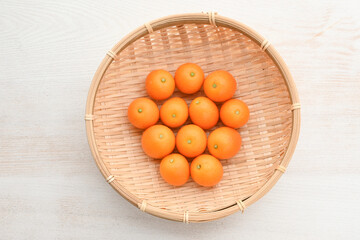 竹ざるに並べた金柑の俯瞰写真