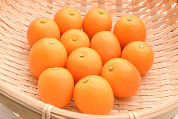 竹ざるに並んだ金柑のアップ