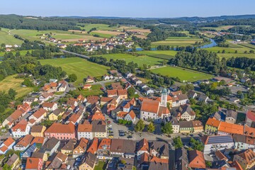 Ausblick von oben auf die Stadt Pfreimd im Naabtal im Oberpf&auml;lzer Kreis Schwandorf