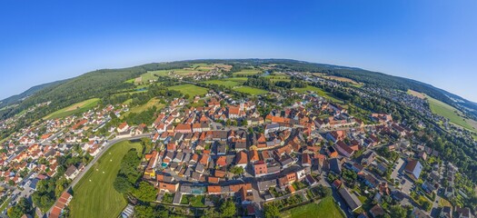 Wolkenloser Sommertag in Pfreimd im Naturpark Oberpf&auml;lzer Wald in Nordbayern