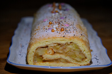 Kuchen gerollt mit Apfelf&uuml;llung 