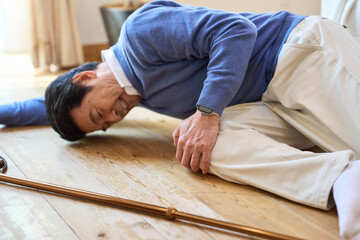 骨粗鬆症で転ぶアジア人シニア男性