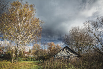 Obraz premium A dilapidated barn in a village in autumn