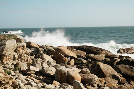 Ecume de vagues sur les rochers &agrave; Kerlouan dans le Finist&egrave;re en Bretagne
