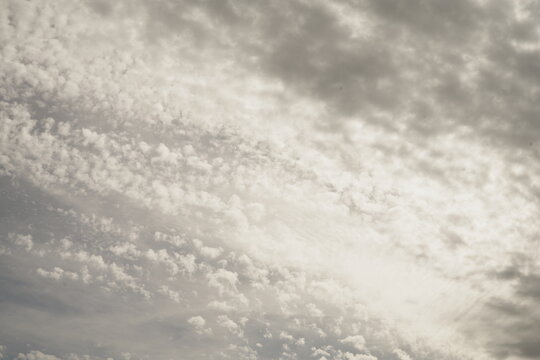 Nuages et texture abstraite de ciel &agrave; Quiberon dans le Morbihan en Bretagne, France
