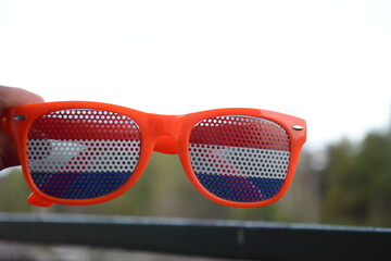 Mecz piłkarski dzień meczowy reprezentacja Holandii na stadionie narodowym kibic w okularach kibicujący swojej drużynie narodowej