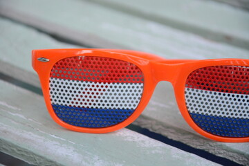 Mecz piłkarski dzień meczowy reprezentacja Holandii na stadionie narodowym kibic w okularach kibicujący swojej drużynie narodowej