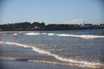 Obraz premium Multiple layers of waves rolling in from the ocean.