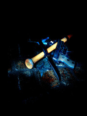 Waffen auf Kopfsteinpflaster, Gewalt, Terror, Kriminalit&auml;t, Baseballschl&auml;ger