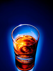  Whiskyglas vor  blauem Fond