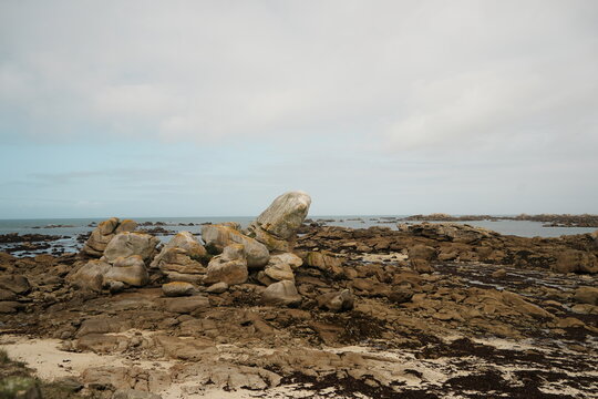 Rochers devant la mer sur le site de Meneham dans la commune de Kerlouan, dans le d&eacute;partement fran&ccedil;ais du Finist&egrave;re