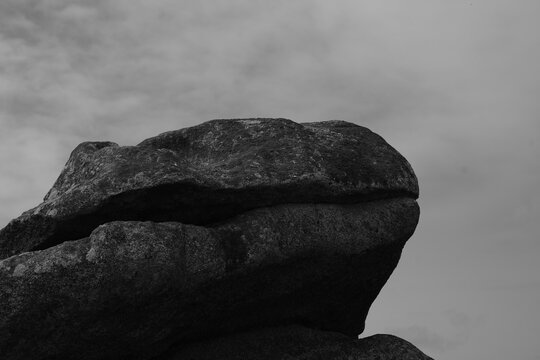 Texture de rocher en noir et blanc sombre et abstrait sur le site de Meneham dans la commune de Kerlouan, dans le d&eacute;partement fran&ccedil;ais du Finist&egrave;re