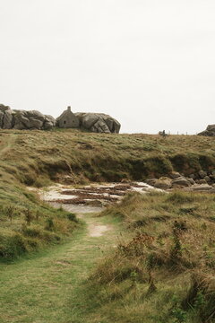 Maison entre les rochers site de Meneham dans la commune de Kerlouan, dans le d&eacute;partement fran&ccedil;ais du Finist&egrave;re