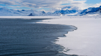 Obraz premium Sea Ice and Snowcapped Mountains, Albert I Land, Arctic, Spitsbergen, Svalbard, Norway, Europe