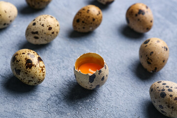 Obraz premium Fresh quail eggs on blue background