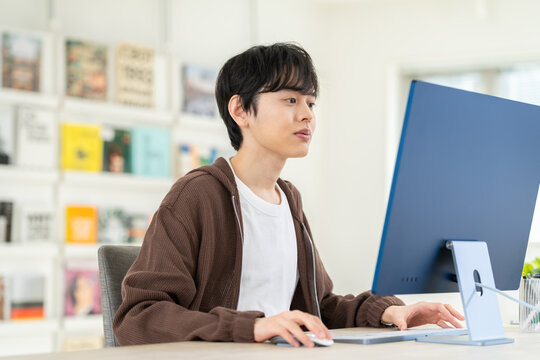 オフィスで働くエンジニアの男性