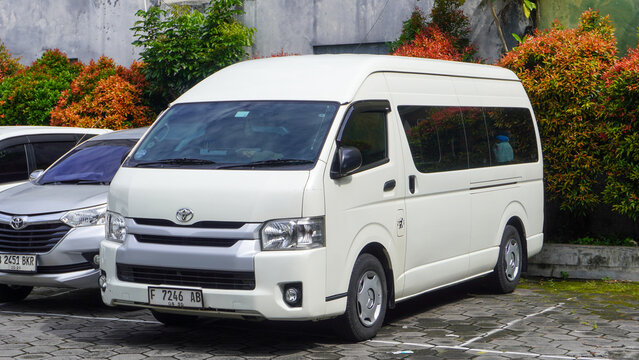 The Toyota HiAce ("High Ace") is a light commercial vehicle produced by the Japanese automobile manufacturer Toyota. Luxury shuttle car. Minibus and travel car.
