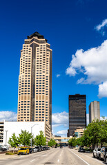 Obraz premium 801 Grand building in Des Moines, Iowa. Tallest Postmodern skyscraper in the state features a distinctive copper pyramid roof on Grand Avenue under a blue sky