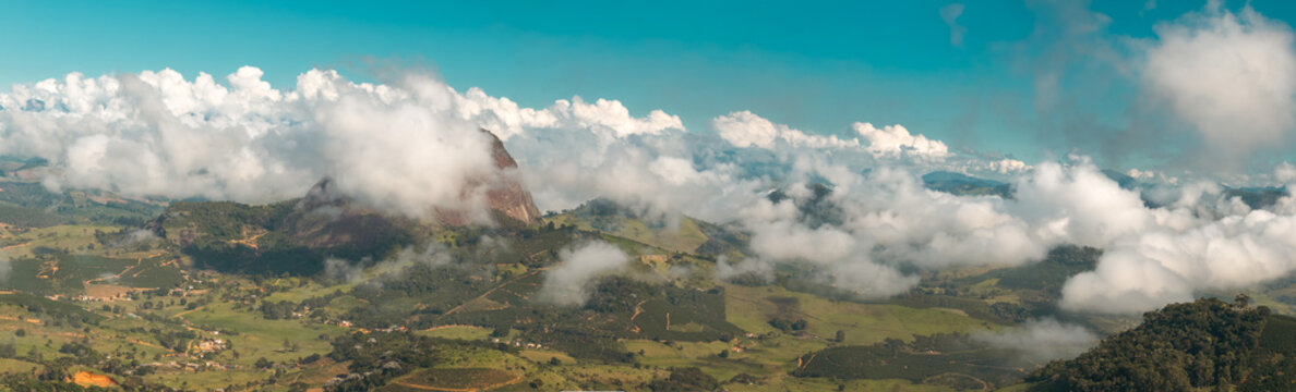Montanhas entre as nuvens na Serra do Brigadeiro em Fervedouro, MG