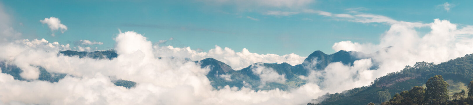 Montanhas entre as nuvens na Serra do Brigadeiro em Fervedouro, MG