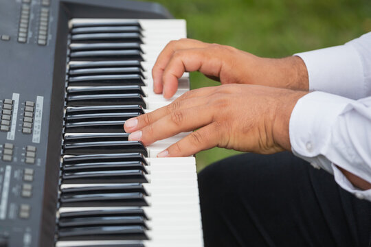 Pessoa tocando teclado em evento ao ar livre