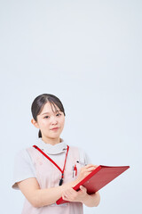 白衣とエプロンを着た若い女性