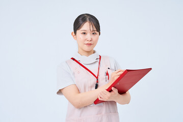 白衣とエプロンを着た若い女性