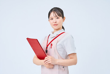 白衣とエプロンを着た若い女性