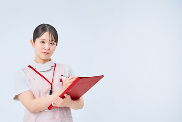 白衣とエプロンを着た若い女性