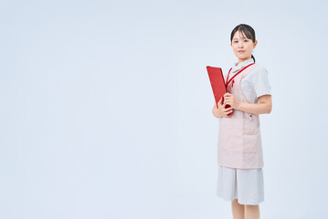 白衣とエプロンを着た若い女性