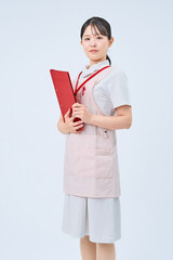 白衣とエプロンを着た若い女性