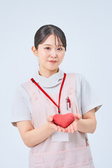 白衣とエプロンを着た若い女性