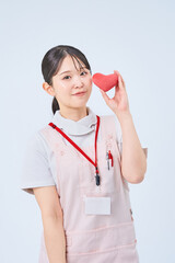 白衣とエプロンを着た若い女性