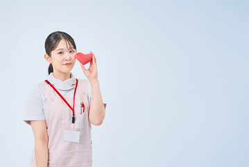 白衣とエプロンを着た若い女性