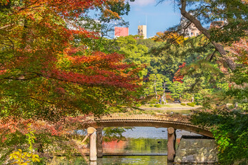 東京都文京区 色鮮やかな紅葉に包まれる秋の六義園、千鳥橋