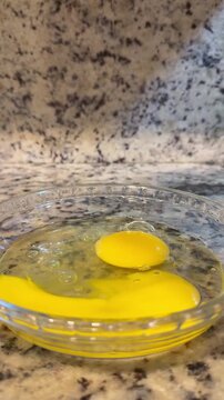 Rompiendo huevos, gastronomia
