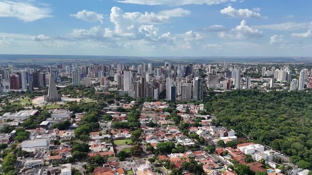 V&iacute;deo A&eacute;reo da regi&atilde;o central de Maring&aacute; com o Parque do Ing&aacute; e a Catedral com o centro ao fundo!