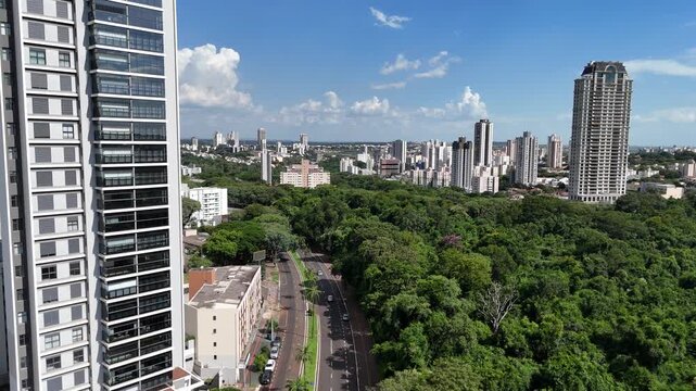 Vista a&eacute;rea das avenidas do entorno do Parque do Ing&aacute; em Maring&aacute;! Pr&eacute;dios e Parque! Avenida Laguna! 