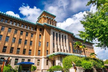 神奈川県横浜市 青空と緑に映える神奈川県庁本庁舎