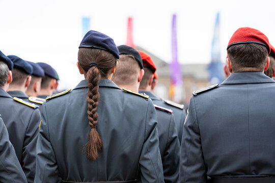 Junge Rekruten bei der Vereidigung