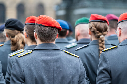 Junge Rekruten bei der Vereidigung