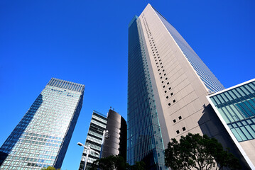 青空に映える高層ビルを見上げる名古屋駅の風景9 © Kouji_film