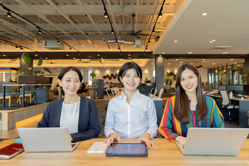 Obraz premium デザイナーズオフィスで働く人々 