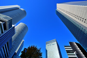 青空に映える高層ビルを見上げる名古屋駅の風景8 © Kouji_film