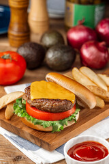 トマトとレタスを挟んだジューシーなハンバーガー