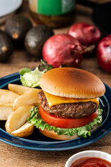 木製テーブルに置かれたハンバーガーとフライドポテトのクローズアップ