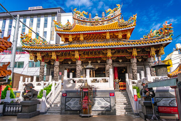 神奈川県横浜市 青空に映える横浜中華街のシンボル「横浜関帝廟」