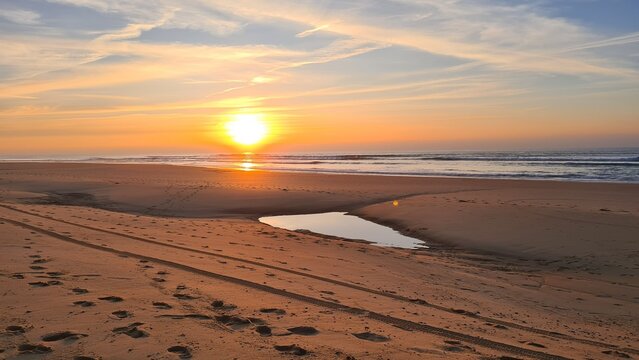 Magnifique coucher de soleil d'hiver au-dessus d'une plage de la c&ocirc;te atlantique fran&ccedil;aise (presqu'&icirc;le du Cap Ferret)