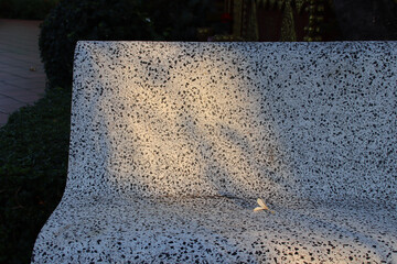 Obraz premium bench in a park in siem reap in cambodia 