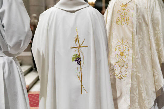 house of god, religiones, sacerdote, tradicional, sagrada, viejo, san, interiors, cat&oacute;lica, celebraciones, arte, vestuario, sagrado, bata